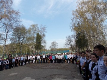 Жители Петровского открыли доску в память о школьнике, заслонившем сестру от снаряда