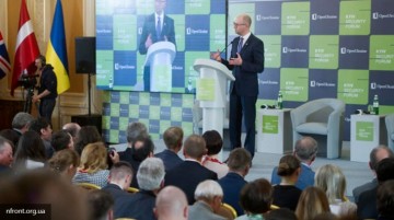 Отставной премьер Яценюк поздравил Украину с решением политического кризиса