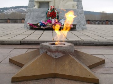 «Зиговавший» у Вечного огня извинился и возложил цветы к мемориалу