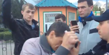 Львов. Цэевропеец и полицейский выясняют кто из них рагуль