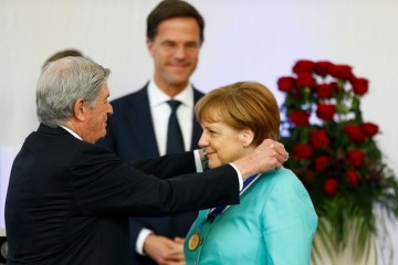 Меркель скоро на пенсию. Она уже принимает подарки