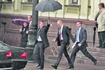 Беги, Сеня, беги. Яценюку советуют нанимать 100 телохранителей или бежать из страны