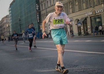 Он бежал, а за ним тихо ехала скорая