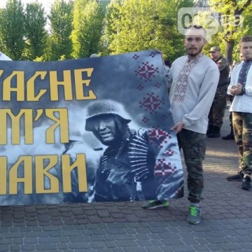 Украинские фашисты прошлись с плакатами гитлеровцев по центру Львова