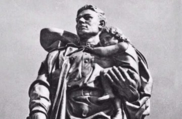 История Воин с ребенком на руках