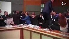 Дебаты в турецком парламенте закончились потасовкой