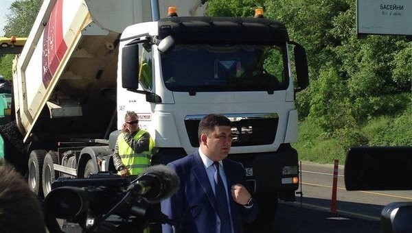 Гройсман «борется» с ремонтом дорог на Украине