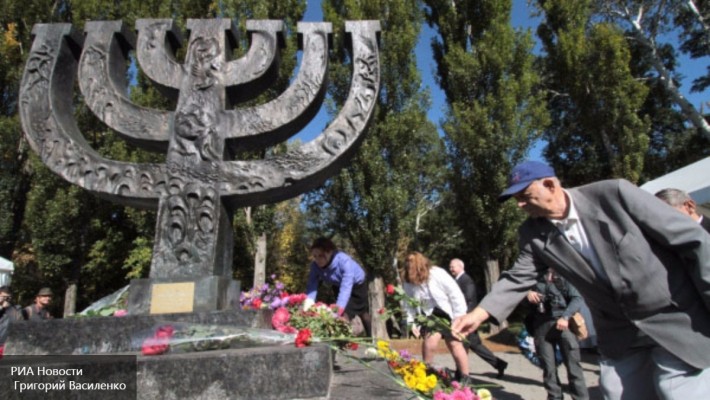 Украинцы сожгли флаг Израиля в Бабьем Яру в День памяти жертв холокоста Украинцы сожгли флаг Израиля в Бабьем Яру в День памяти жертв холокоста