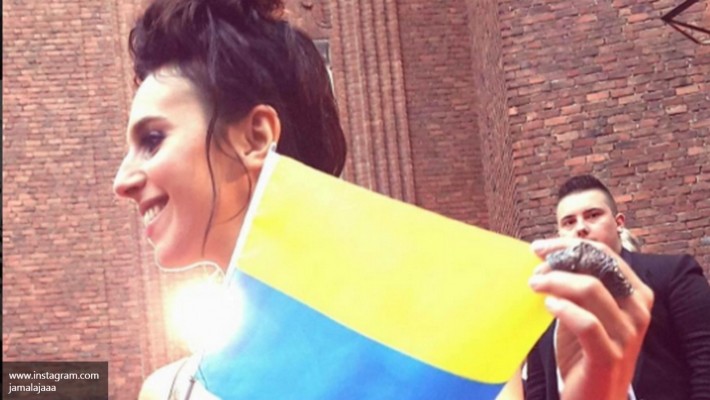 Джамала опозорилась на «Евровидении» с флагом Украины Джамала опозорилась на «Евровидении» с флагом Украины