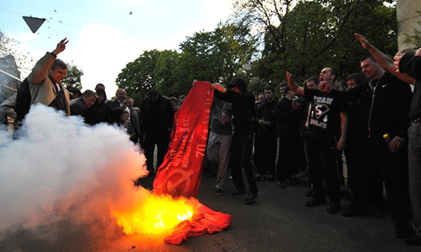 «День Победы со слезами на глазах»: драки и провокации на Украине «День Победы со слезами на глазах»: драки и провокации на Украине