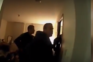 Полицейские в Вермонте застрелили несговорчивого пенсионера с ножами. Видео