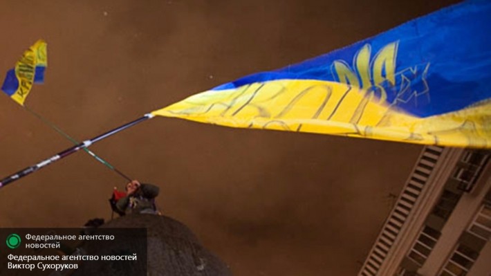 Украинцы попросили Порошенко перевернуть национальный флаг Украинцы попросили Порошенко перевернуть национальный флаг