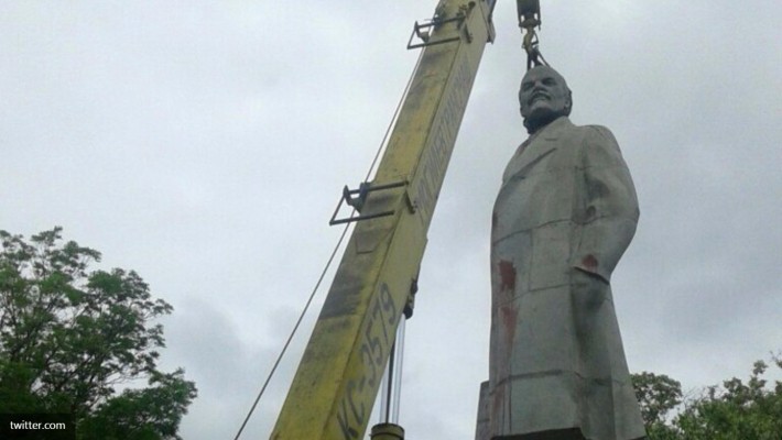 Немецкий клей спас памятник Ленину в Одессе от сноса