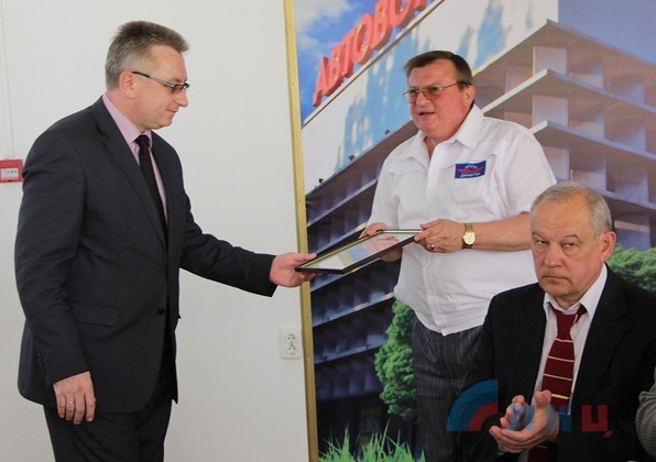 Работники ЛРУАС к 40-летию восстановили разрушенный укрофашистами Луганский автовокзал Работники ЛРУАС к 40-летию восстановили разрушенный укрофашистами Луганский автовокзал