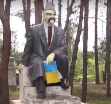 Рагуль стайл: ВСУшники с помощью краски и монтажной пены декоммунизировали Ленина