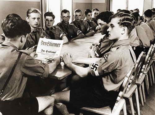 На Украине для детей ввели форму "Гитлерюгенд" по аналогии с гитлеровской Германией На Украине для детей ввели форму "Гитлерюгенд" по аналогии с гитлеровской Германией