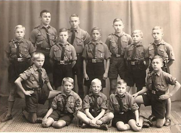 На Украине для детей ввели форму "Гитлерюгенд" по аналогии с гитлеровской Германией На Украине для детей ввели форму "Гитлерюгенд" по аналогии с гитлеровской Германией