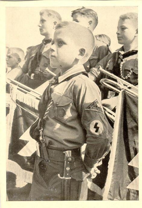 На Украине для детей ввели форму "Гитлерюгенд" по аналогии с гитлеровской Германией На Украине для детей ввели форму "Гитлерюгенд" по аналогии с гитлеровской Германией