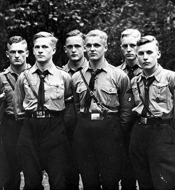 На Украине для детей ввели форму "Гитлерюгенд" по аналогии с гитлеровской Германией На Украине для детей ввели форму "Гитлерюгенд" по аналогии с гитлеровской Германией