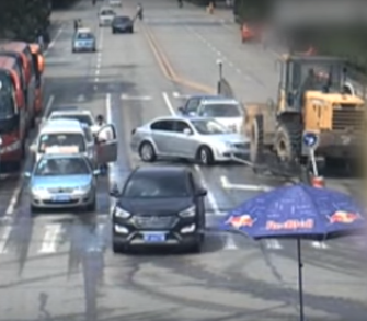 В Китае бульдозер давил людей и таранил автомобили (ВИДЕО)