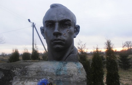 Рада приняла закон, по которому надо сносить памятники Бандере Рада приняла закон, по которому надо сносить памятники Бандере