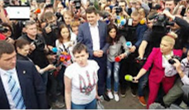 Надя дома. Как журналисты дрались на встрече с Савченко, а она кричала на них