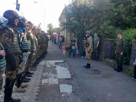 Нацгвардия и бронетехника на улицах Ужгорода: Украина отрабатывает «подавление сепаратистского мятежа» по аналогии с Донбассом