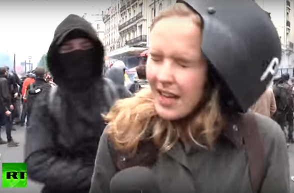 Проукраинские активисты напали на журналиста RT во время митинга в Париже Проукраинские активисты напали на журналиста RT во время митинга в Париже