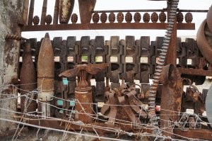 В Запорожской области на сооружение забора пошли и лимонки, и корпус авиабомбы