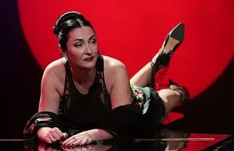 Украинские пограничники сняли с поезда в Конотопе певицу Лолиту