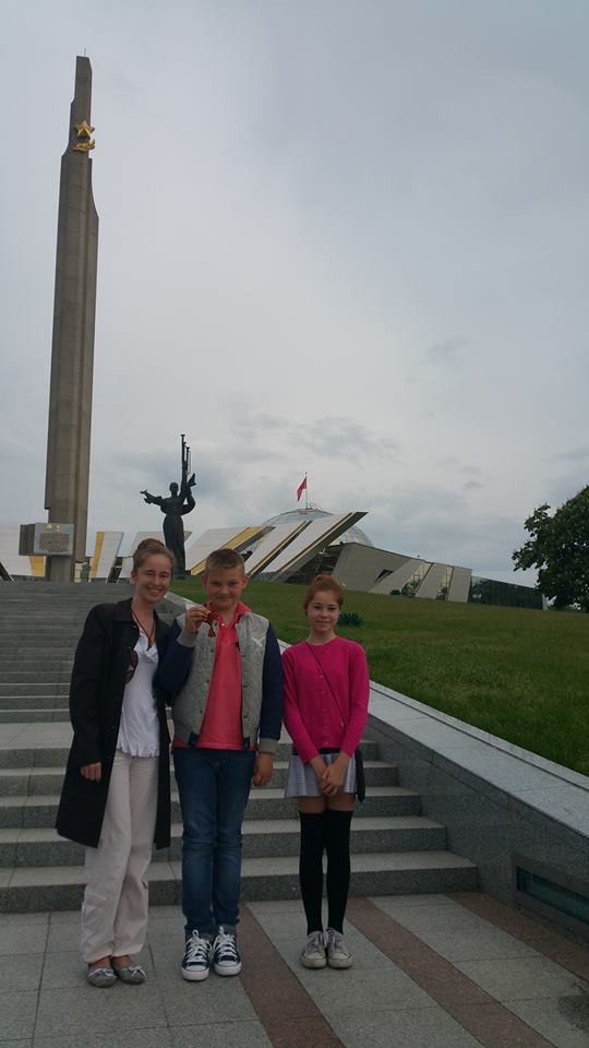 Российский бизнесмен перевёз из Киева в Белоруссию мать с девочкой, на которых напали нацисты за Георгиевскую ленту 9 мая