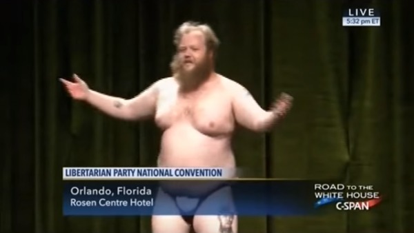 Во время дебатов кандидат либертарианской партии показал стриптиз в прямом эфире