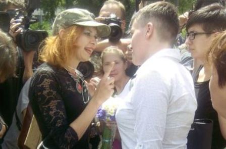 Скандал: возле Рады толпа журналистов чуть не затоптала Савченко, а активистка пообещала ее «сгноить»