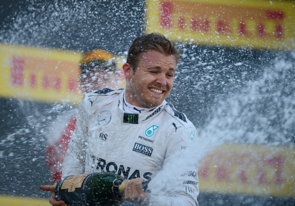 «Формула-1» в Сочи: Владимир Путин вручил кубок победителю Гран-при России Нико Росбергу «Формула-1» в Сочи: Владимир Путин вручил кубок победителю Гран-при России Нико Росбергу