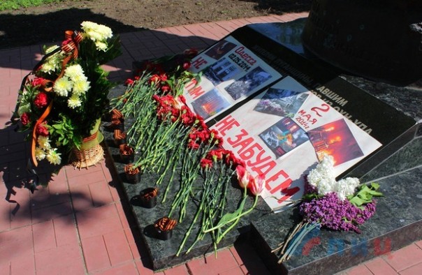 В Новороссии прошло траурное поминание жертв "Одесской Хатыни" В Новороссии прошло траурное поминание жертв "Одесской Хатыни"