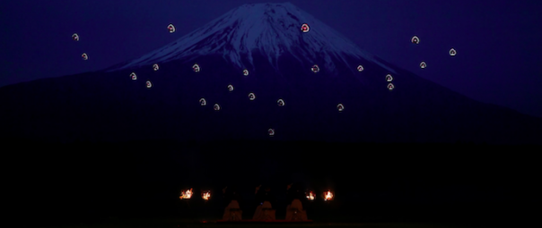 Воздушный балет дронов на фоне Фудзиямы