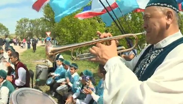 В Крыму татары исполнили "танец единения" и развернули самый большой флаг крымских татар