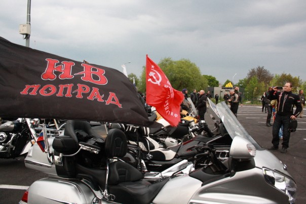 В чешском Брно около 100 "ночных волков" встретили хлебом и солью