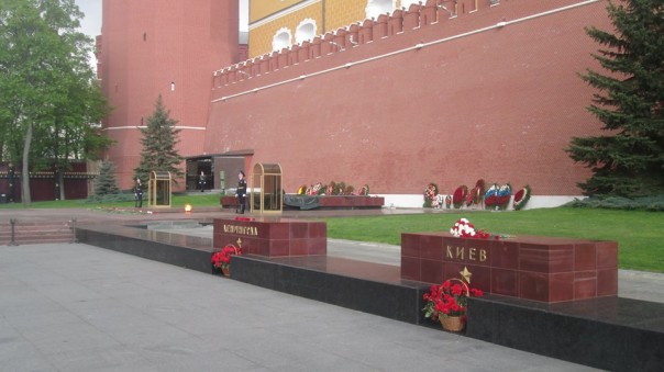 У мемориала Киеву в Москве появились желто-голубые цветы и почетный караул украинских пограничников У мемориала Киеву в Москве появились желто-голубые цветы и почетный караул украинских пограничников