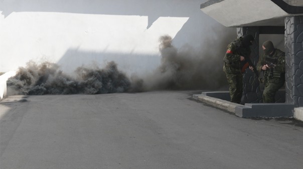 В Мариуполе полиция тренировалась отбивать вооруженные атаки на полицейские участки