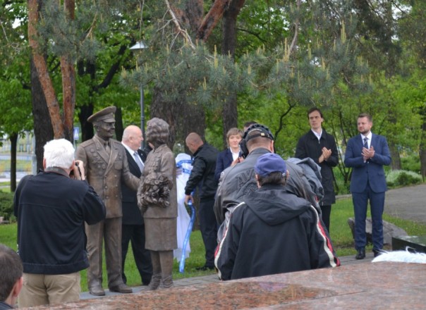 В Киеве открыли памятник в честь советских ветеранов войны