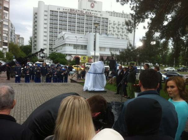 В Киеве открыли памятник в честь советских ветеранов войны