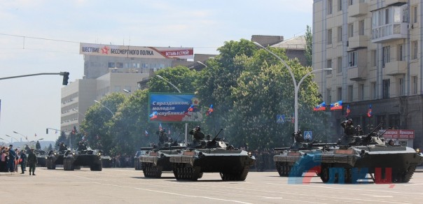 Парад в честь Дня Победы прошел в Луганске Парад в честь Дня Победы прошел в Луганске