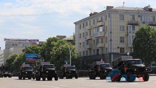 Парад в честь Дня Победы прошел в Луганске Парад в честь Дня Победы прошел в Луганске
