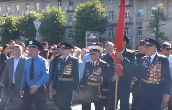 В Черкассах украинские экстремисты пытались вырвать Знамя Победы из рук ветеранов В Черкассах украинские экстремисты пытались вырвать Знамя Победы из рук ветеранов