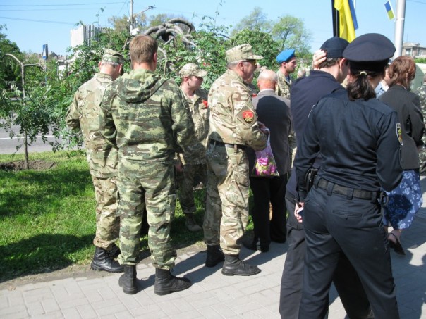 Жирный украинский полицай: Уберите Георгиевскую ленту, а то и я пострадаю