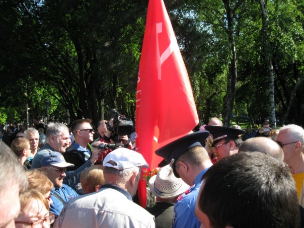 Жирный украинский полицай: Уберите Георгиевскую ленту, а то и я пострадаю