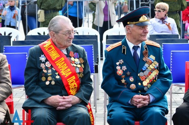 Фоторепортаж: Военный парад в Донецке в честь 71-й годовщины Победы в Великой Отечественной войне Фоторепортаж: Военный парад в Донецке в честь 71-й годовщины Победы в Великой Отечественной войне