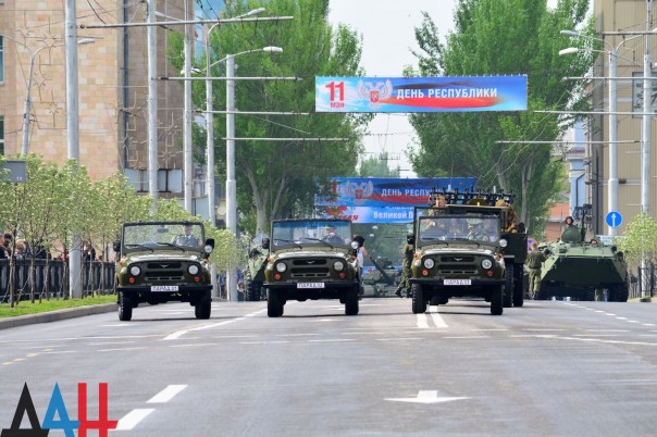 Фоторепортаж: Военный парад в Донецке в честь 71-й годовщины Победы в Великой Отечественной войне Фоторепортаж: Военный парад в Донецке в честь 71-й годовщины Победы в Великой Отечественной войне