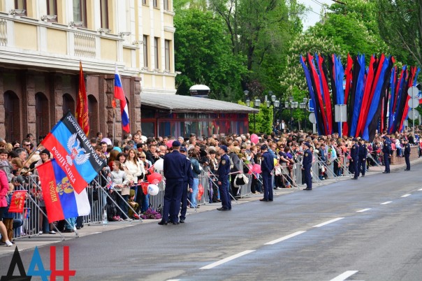 Фоторепортаж: Военный парад в Донецке в честь 71-й годовщины Победы в Великой Отечественной войне Фоторепортаж: Военный парад в Донецке в честь 71-й годовщины Победы в Великой Отечественной войне